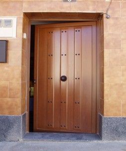 Puerta panel rústica de color madera abierta