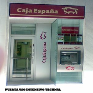 Puerta de acceso a sucursal de Caja España