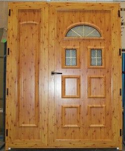 Puerta panel de de acceso a vivienda con doble hoja acristalada de color madera
