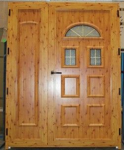 Puerta panel de de acceso a vivienda con doble hoja acristalada de color madera Puerta panel de de acceso a vivienda con doble hoja acristalada de color madera