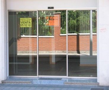 Puerta automática instalada para local sin actividad comercial