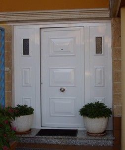 Puerta panel de acceso a vivienda por estampación de color blanco Puerta panel de acceso a vivienda por estampación de color blanco