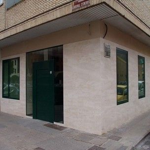 Puerta y ventanas de aluminio en instalación comercial