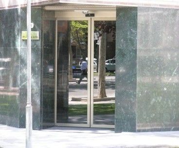 Puerta automática instalada de acceso a oficina Puerta automática instalada de acceso a oficina
