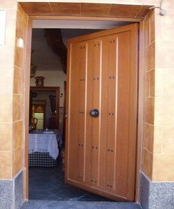 Puerta panel rústica de color madera abierta