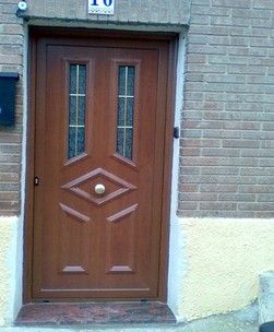 Puerta panel color madera con cristales para uso de puerta de acceso a vivienda Puerta panel color madera con cristales para uso de puerta de acceso a vivienda