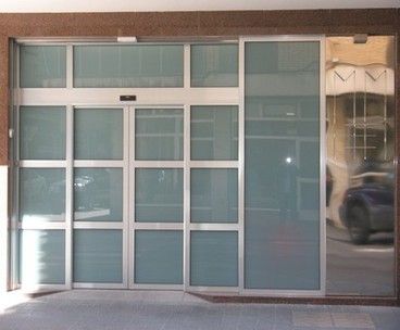 Puerta automática instalada para local con cristales opacos