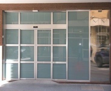 Puerta automática instalada para local con cristales opacos Puerta automática instalada para local con cristales opacos