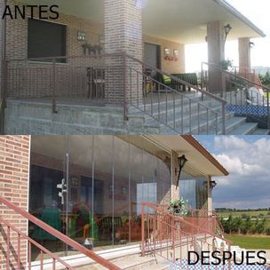 Antes y después de la instalación de una cortina de cristal en un chalet con jardín vista desde el jardín