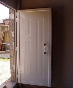 Puerta panel de acceso a vivienda ranurado de color blanco