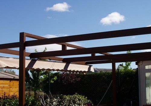 Vista de pérgola recogida instalada en una terraza de un domicilio