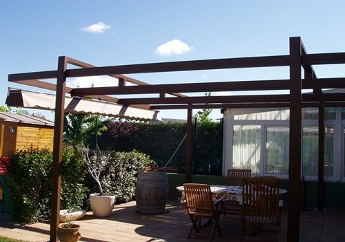 Estructura de pérgola instalada en una terraza de un domicilio