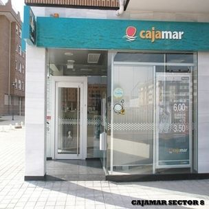 Puerta de acceso a sucursal de Cajamar