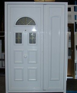 Puerta panel de de acceso a vivienda con doble hoja acristalada de color blanco Puerta panel de de acceso a vivienda con doble hoja acristalada de color blanco