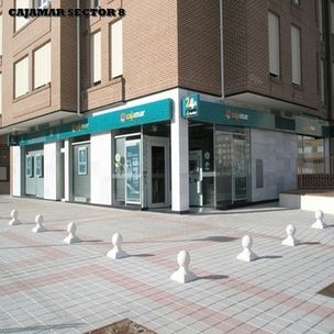 Fachada de Caja Mar con vista de la puerta y escaparatates